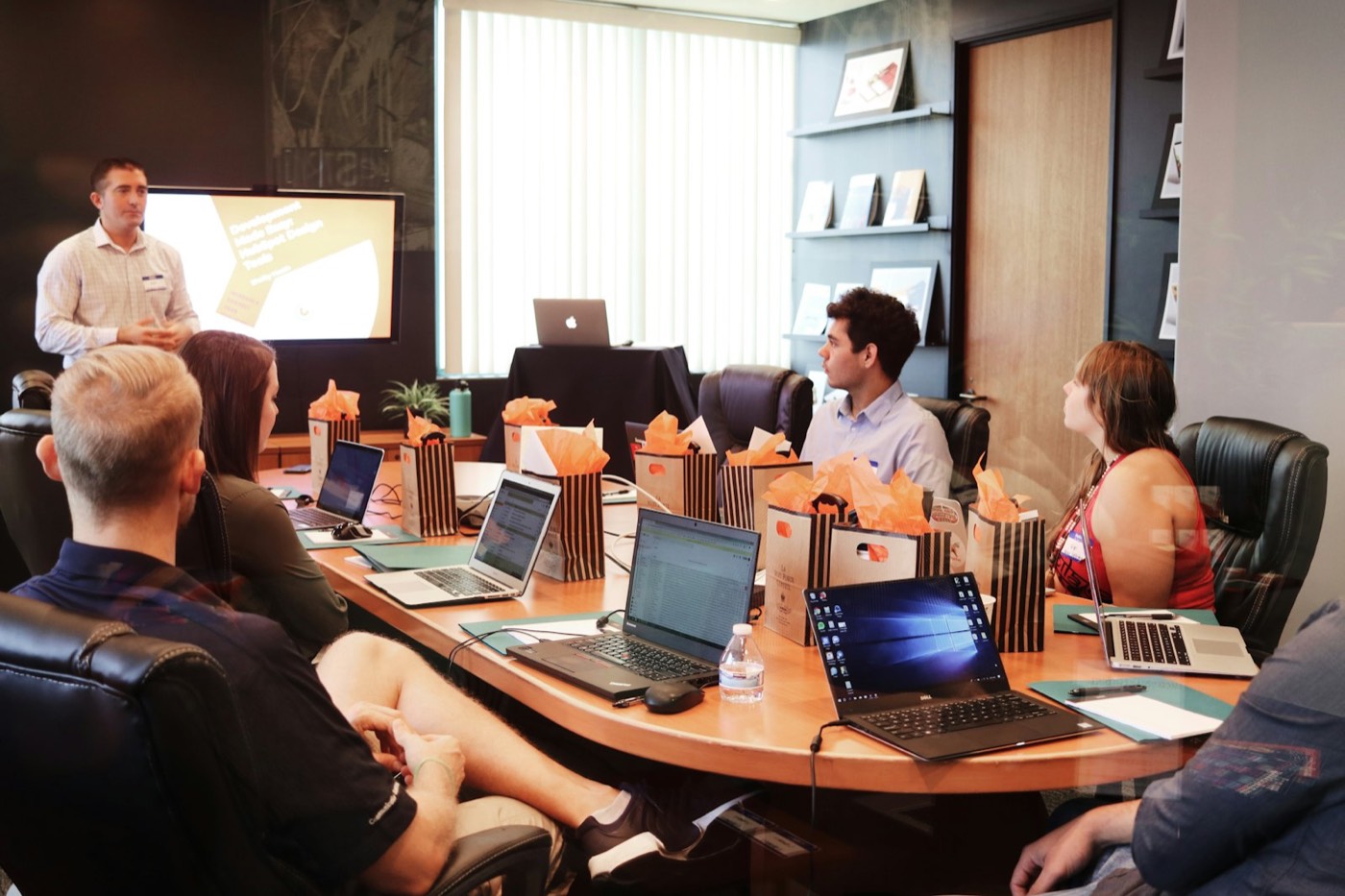 Team discussing key figures on a screen